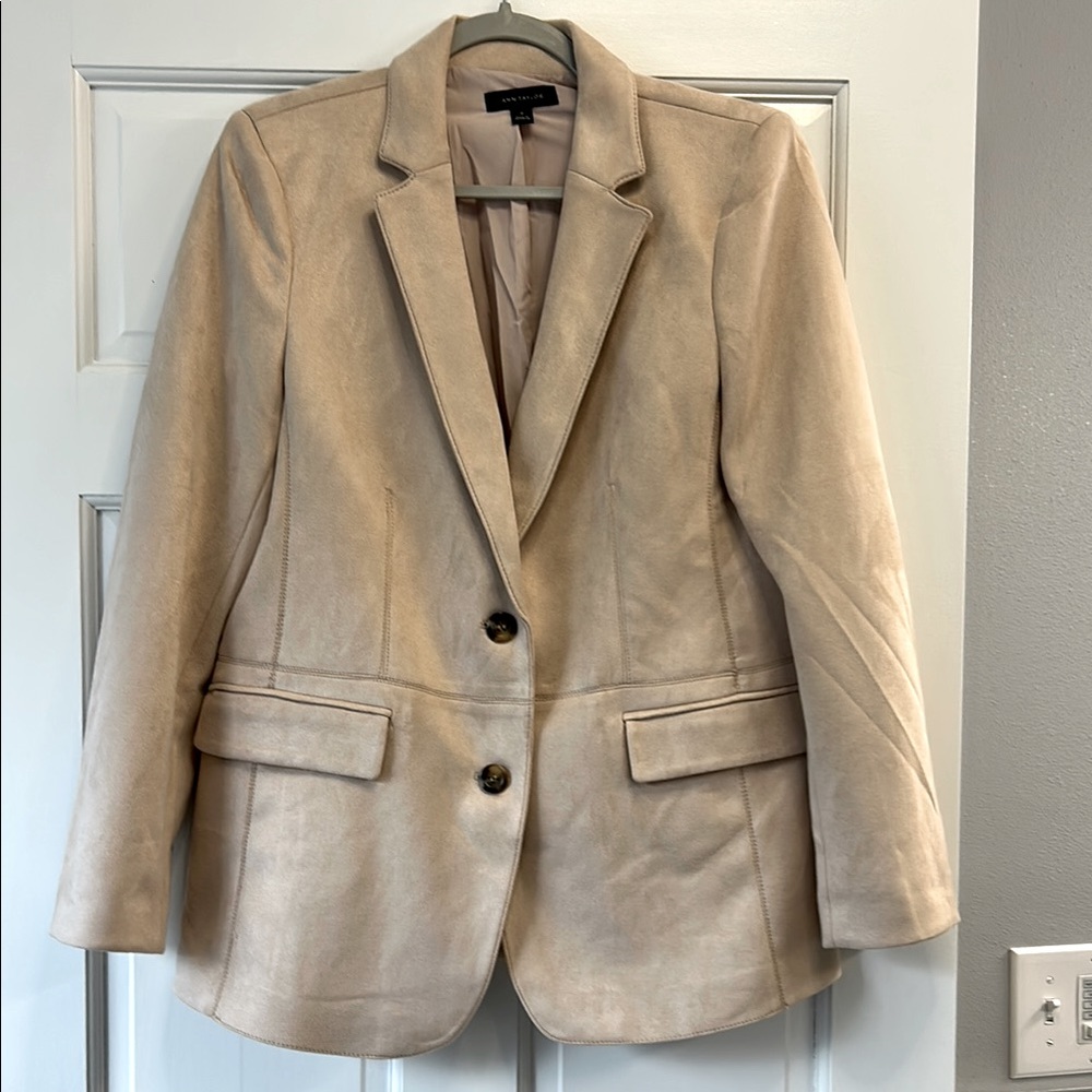 NWOT, Suede, Ann Taylor Beautiful & soft  Women's lined Beige Blazer size 12